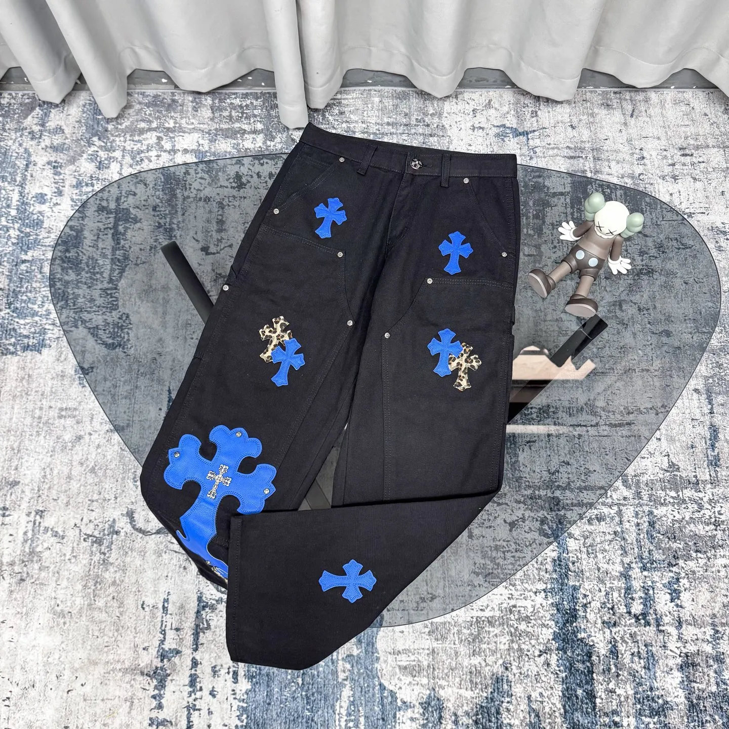 P280 𝐂𝐡𝐫𝐨𝐦𝐞 𝐇𝐞𝐚𝐫𝐭 Kroxin 25SS workwear logging Klein blue leather patchwork limited edition jeans. Kroxin’s pants are particularly outstanding in color design and stand out among similar products. It is made of beaded canvas fabric. After a complicated and delicate washing process, it feels very good when worn on the body and looks high-end and charming. The pants are three-dimensionally cut, with a crisp and stylish shape, smooth lines, and a high level of design. The hardware accessories on the pants are specially customized according to ZP standards. The beaded canvas fabric is originally thick, but after washing it becomes soft and breathable. The small leather label on the pants is specially designed, revealing unique creativity in a simple style. The production process is very exquisite, every stitching is neat and regular, and the details are handled particularly well, showing high quality. Moreover, these pants have a genderless design and can be easily worn by both boys and girls. They are perfectly in line with the current diverse and inclusive fashion trend and look good no matter how you wear them.  Size: S M L XL XXL (28.30.32.34.36) Color: Black